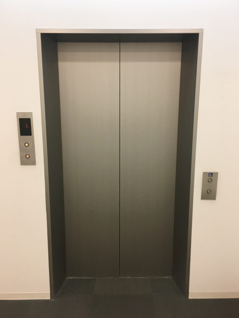 エレベータードアをダイノックシートで変更